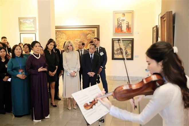 vna-potal-phu-nhan-tong-bi-thu-va-phu-nhan-tong-thong-phap-tham-bao-tang-my-thuat-viet-nam-8055631.jpg