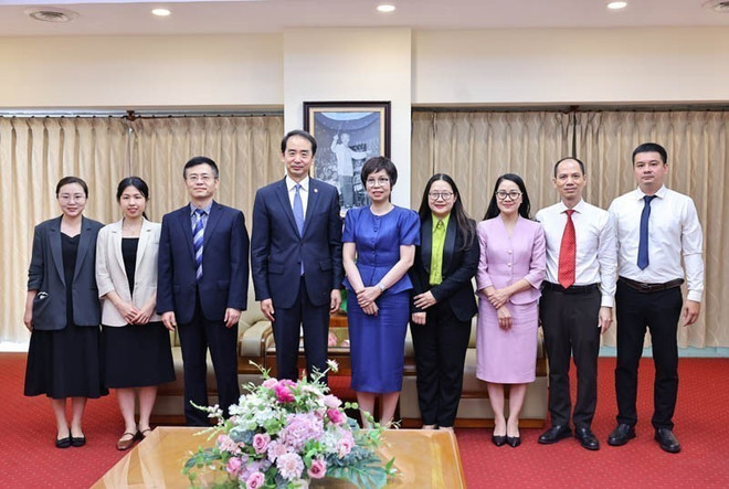 双方代表合影。图自越通社 vna-potal-tong-giam-doc-thong-tan-xa-viet-nam-tiep-dai-su-trung-quoc-8142046.jpg