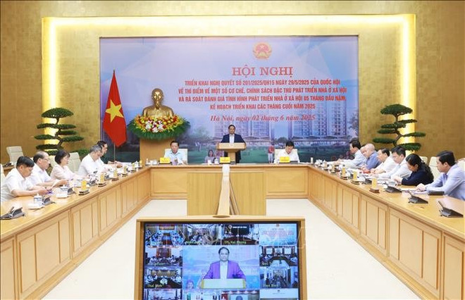 6月2日,越南政府总理范明政主持召开全国视频会议,旨在部署落实国会关于试行部分特殊机制政策以推动保障性住房发展的第201/2025/QH15号决议。图自越通社 vna-potal-thu-tuong-chu-tri-hoi-nghi-ve-thi-diem-chinh-sach-dac-thu-phat-trien-nha-o-xa-hoi-stand-1.jpg