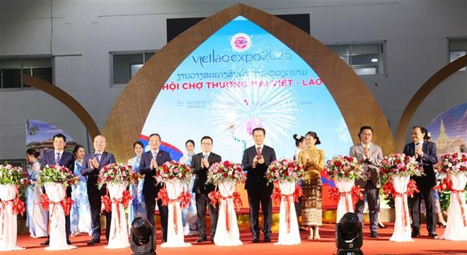 博览会开幕式。图自越通社 vna-potal-thuc-day-hop-tac-kinh-te-viet-nam-lao-huong-toi-thinh-vuong-chung-8155105.jpg