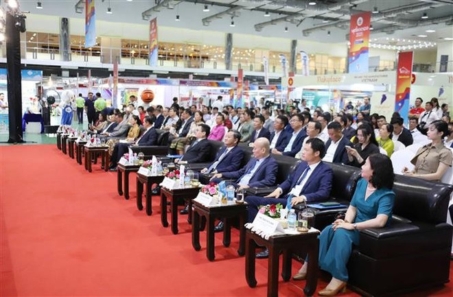 出席博览会开幕式的代表们。图自越通社 vna-potal-thuc-day-hop-tac-kinh-te-viet-nam-lao-huong-toi-thinh-vuong-chung-8155108.jpg