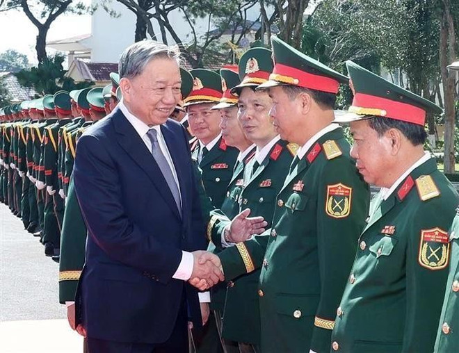 vna-potal-tong-bi-thu-to-lam-bi-thu-quan-uy-trung-uong-den-tham-va-lam-viec-tai-quan-doan-34-7792941.jpg