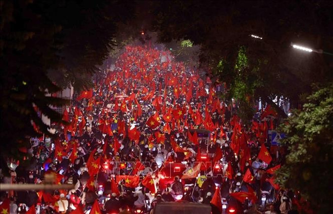 viet-nam-len-ngoi-vo-dich-asean-cup-2024-nguoi-ham-mo-ha-noi-do-ra-duong-mung-chien-thang-cua-tuyen-viet-nam-stand-7357.jpg