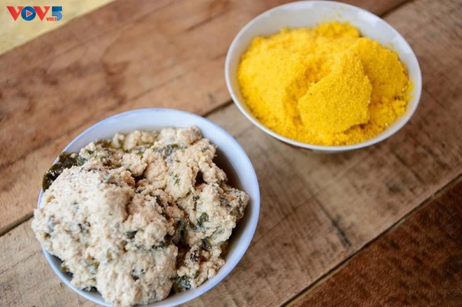 赫蒙族同胞的日常特色美食:酸豆腐汤和蒸玉米粉。图自《越南之声》 vov5-smdt-anh23-omif.jpg