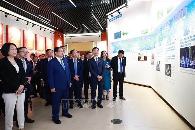 范明政来到浦东展览馆参观浦东开发开放主题展。图自越通社 hu-tuong-tham-trien-lam-thanh-tuu-phat-trien-cua-khu-pho-dong-stand.jpg