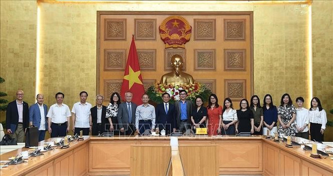 越南政府副总理裴青山与全球越南科学家和专家协会代表合影。图自越通社 thanh-son-01062025-03.jpg
