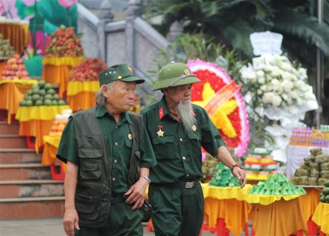 老兵们在德躯烈士陵园悼念逝去的战友。图自越通社 vna-potal-tri-an-cac-anh-hung-liet-si-tai-gia-lai-8164196.jpg
