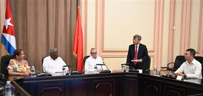 越南驻古巴大使黎光龙在仪式上发言。图自越通社 vna-potal-quoc-hoi-cuba-coi-trong-viec-thuc-day-hop-tac-voi-viet-nam-8162920.jpg