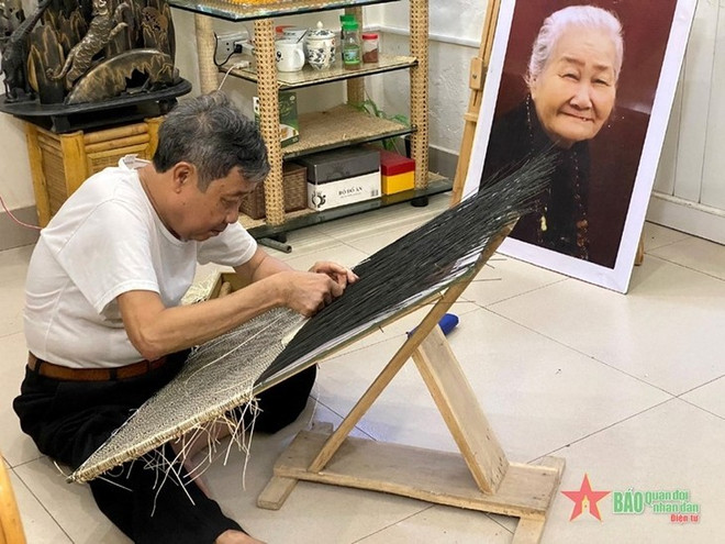 阮文忠艺人。图自《人民军队报》 connguoi-anh21-locu.jpg