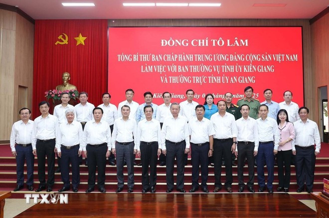 越共中央总书记苏林与各位代表合影。图自越通社 tong-bi-thu-to-lam-lam-viec-voi-ban-thuong-vu-tinh-uy-kien-giang-va-thuong-truc-tinh-uy-an-giang-8072272-9.jpg