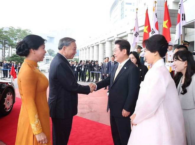 韩国总统李在明为越共中央总书记苏林举行隆重欢迎仪式。图自越通社 vna-potal-le-don-tong-bi-thu-to-lam-va-phu-nhan-tham-cap-nha-nuoc-han-quoc-8202520-copy.jpg