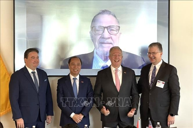 越南驻美国大使阮国勇与各位美国前驻越南大使。图自越通社 viet-my-2.jpg