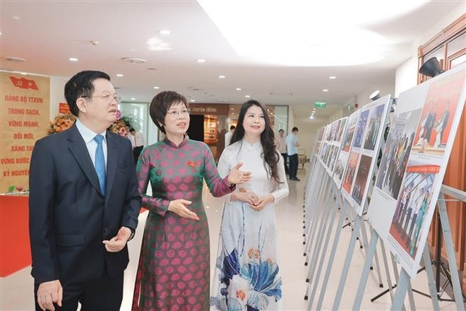 越通社党委书记、社长武越庄向越南政府副总理梅文政介绍2020-2025年任期越通社党委活动的图片。图自越通社 vna-potal-dai-hoi-dai-bieu-dang-bo-thong-tan-xa-viet-nam-lan-thu-27-nhiem-ky-2025-2030-8153435.jpg