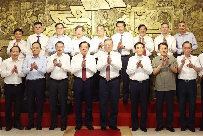 越共中央总书记苏林与各位代表合影。图自越通社 vna-potal-tong-bi-thu-to-lam-lam-viec-voi-ban-noi-chinh-trung-uong-8047934.jpg