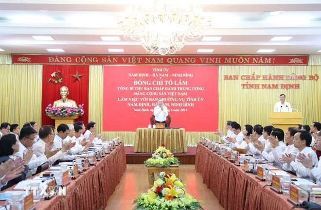 苏林总书记与南定、河南、宁平三省省委常委会就落实中央各项决议及地方经济社会发展、保障国防安全情况举行工作会议。图自越通社 tong-bi-thu-to-lam-lam-viec-voi-ban-thuong-vu-tinh-uy-nam-dinh-ha-nam-ninh-binh-9.jpg