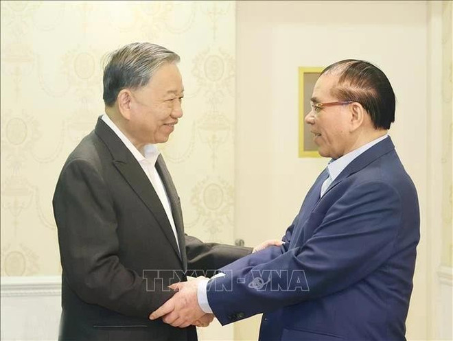 tong-bi-thu-to-lam-tham-chuc-tet-nguyen-tong-bi-thu-nong-duc-manh-stand.jpg