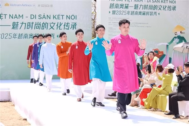 vna-potal-ao-dai-viet-nam-toa-sang-tai-bac-kinh-7982689.jpg