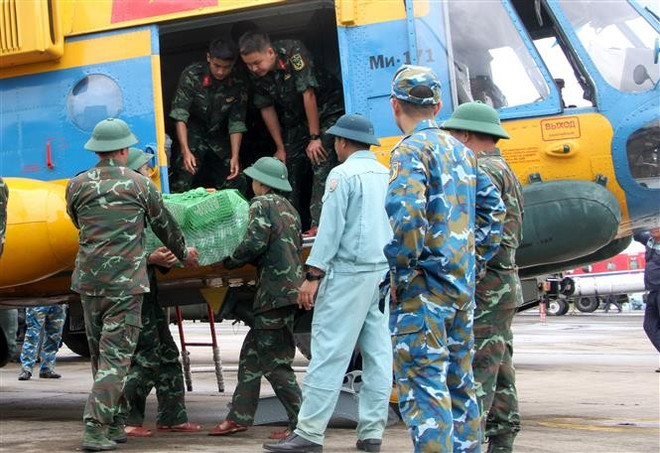 vna-potal-dung-truc-thang-van-chuyen-24-tan-hang-cuu-tro-cho-dong-bao-vung-lu-bi-co-lap-o-nghe-an-8171839.jpg