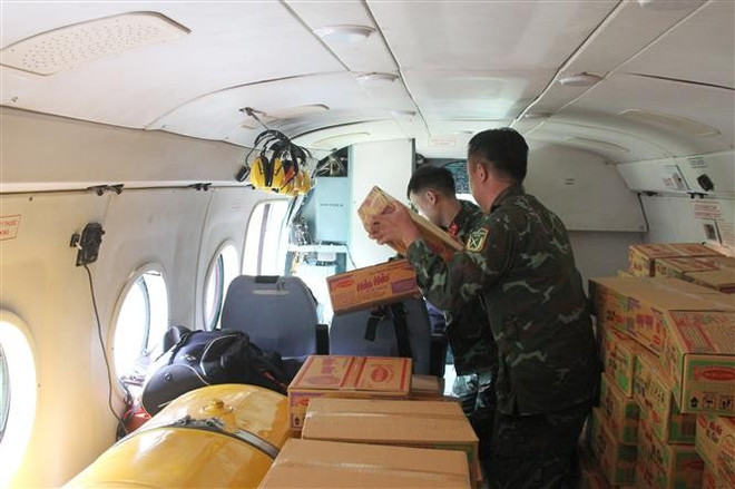 vna-potal-dung-truc-thang-van-chuyen-24-tan-hang-cuu-tro-cho-dong-bao-vung-lu-bi-co-lap-o-nghe-an-8171843.jpg