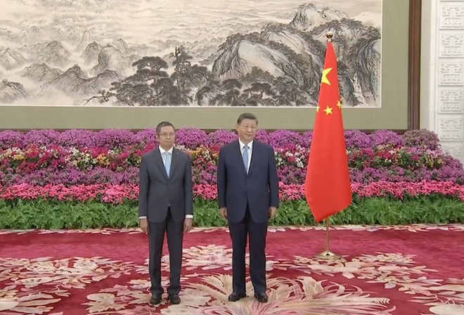 越南驻华大使范清平与中国国家主席习近平。图自越通社 vna-potal-dai-su-pham-thanh-binh-trinh-quoc-thu-len-chu-tich-trung-quoc-tap-can-binh-8172262.jpg