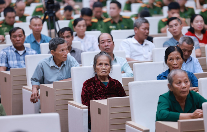烈士亲属代表出席会议。图自越通社 vna-potal-thu-tuong-du-so-ket-cong-tac-thu-nhan-mau-adn-cho-than-nhan-liet-si-chua-xac-dinh-duoc-danh-tinh-8171561.jpg