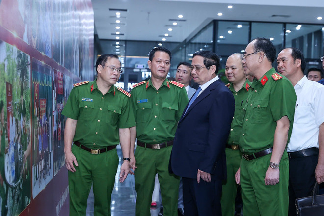 越南政府总理范明政观看烈士遗骸DNA鉴定图片。图自越通社 vna-potal-thu-tuong-du-hoi-nghi-so-ket-cong-tac-thu-nhan-mau-adn-cho-than-nhan-liet-si-chua-xac-dinh-duoc-danh-tinh-8172003.jpg