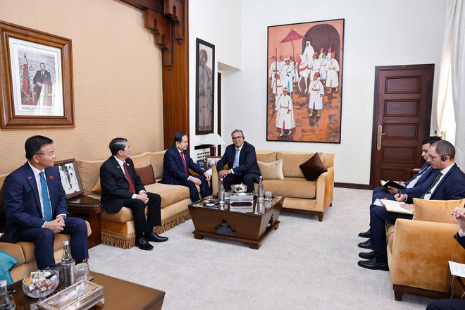 越南国会主席陈青敏会见摩洛哥首相阿赫努什。图自越通社 vna-potal-chu-tich-quoc-hoi-tran-thanh-man-hoi-kien-thu-tuong-maroc-8171508.jpg
