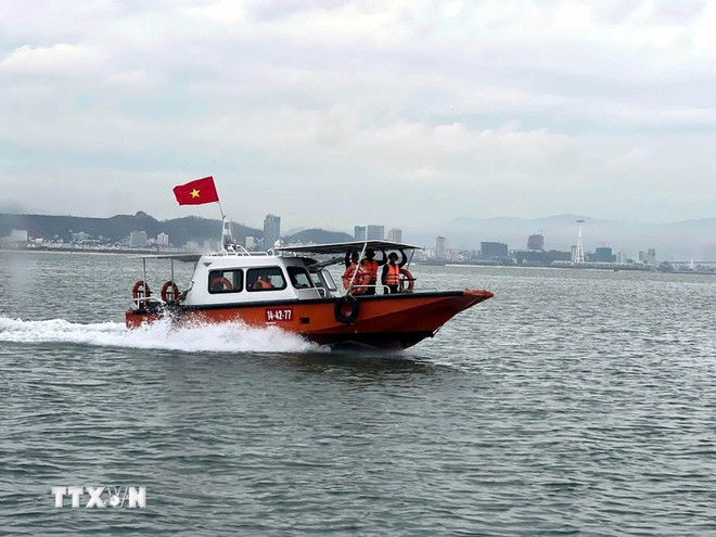 自8月6日起,广宁省军事指挥部在下龙湾上部署一艘军医船和两艘机动艇,每日开展全天候巡逻。图自越通社 cuu-ho.jpg
