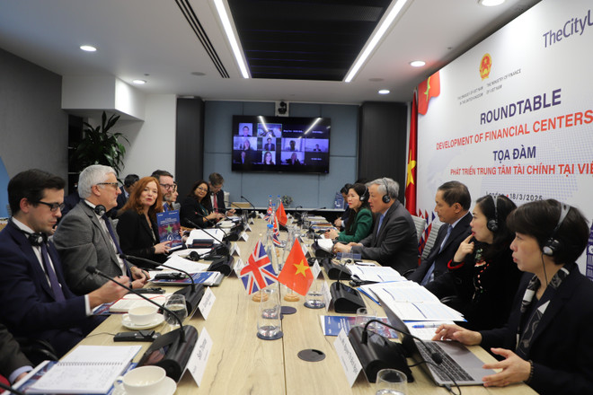 越南政府常务副总理阮和平出席关于建设和开发国际金融中心的座谈会。图自越通社 vna-potal-pho-thu-tuong-thuong-truc-chinh-phu-nguyen-hoa-binh-tham-va-lam-viec-tai-anh-7920356.jpg
