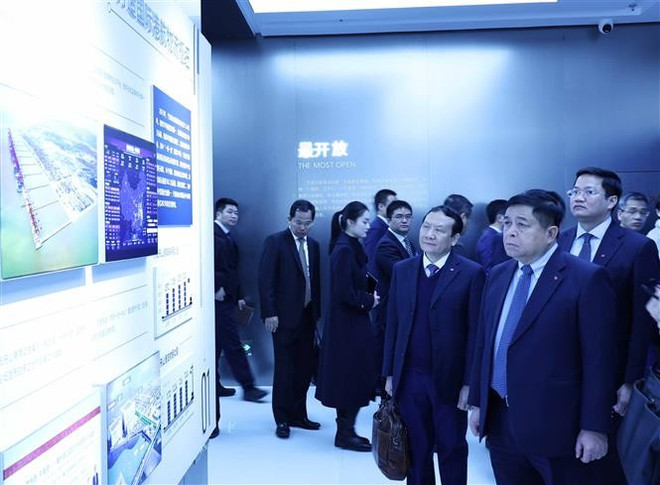 3月8日上午,正在对中国进行工作访问的越南政府副总理阮志勇会见了浙江省宁波市市长汤飞帆,并造访宁波自由贸易区。图自越通社 vna-potal-pho-thu-tuong-nguyen-chi-dung-tham-va-lam-viec-tai-tinh-chiet-giang-trung-quoc-7920109.jpg