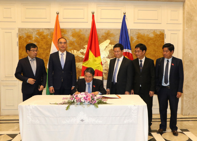 国会副主席阮德海在越南驻印度大使馆纪念薄上留言。图自越通社 vna-potal-pho-chu-tich-quoc-hoi-nguyen-duc-hai-lam-viec-voi-uy-ban-tai-chinh-ha-vien-an-do-7920531.jpg