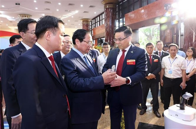越南政府总理范明政了解国家工业与能源集团的产品。图自越通社 vna-potal-thu-tuong-du-dai-hoi-dang-bo-tap-doan-cong-nghiep-nang-luong-quoc-gia-viet-nam-8187430.jpg