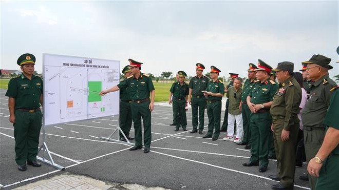 越南国防部副部长黄春战上将实地检查第二次越南—柬埔寨边境国防友好交流活动的筹备工作落实情况。图自越通社 vna-potal-bo-quoc-phong-chuan-bi-chu-dao-cho-giao-luu-huu-nghi-quoc-phong-bien-gioi-viet-nam-campuchia-8148608.jpg