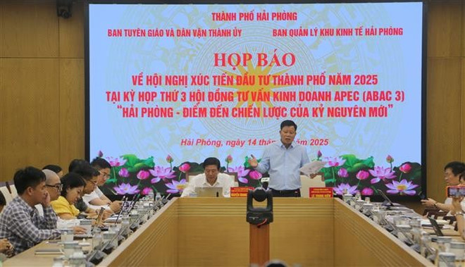 海防经济区管理委员会主任黎忠坚在亚太经合组织工商咨询理事会(ABAC)第三次会议期间举行2025年海防市投资促进会议新闻发布会上发表讲话。图自越通社 vna-potal-hai-phong-san-sang-cho-hoi-nghi-abac-iii-8147765.jpg