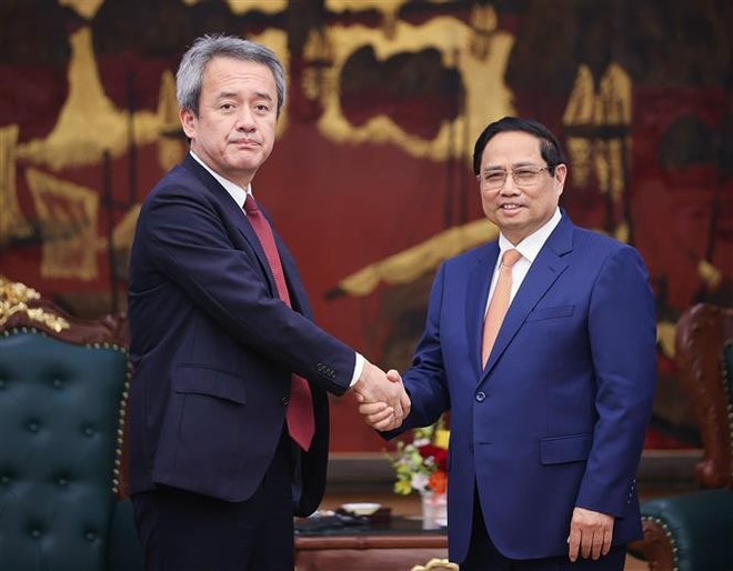 范明政(右)会见日本丸红株式会社社长大本正行。图自越通社 vna-potal-thu-tuong-tiep-tong-giam-doc-tap-doan-marubeni-nhat-ban-8148504.jpg