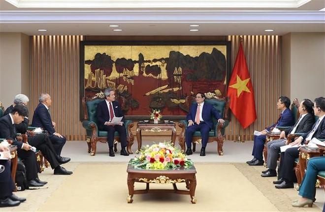 范明政(右)会见日本丸红株式会社社长大本正行。图自越通社 vna-potal-thu-tuong-tiep-tong-giam-doc-tap-doan-marubeni-nhat-ban-8148506.jpg