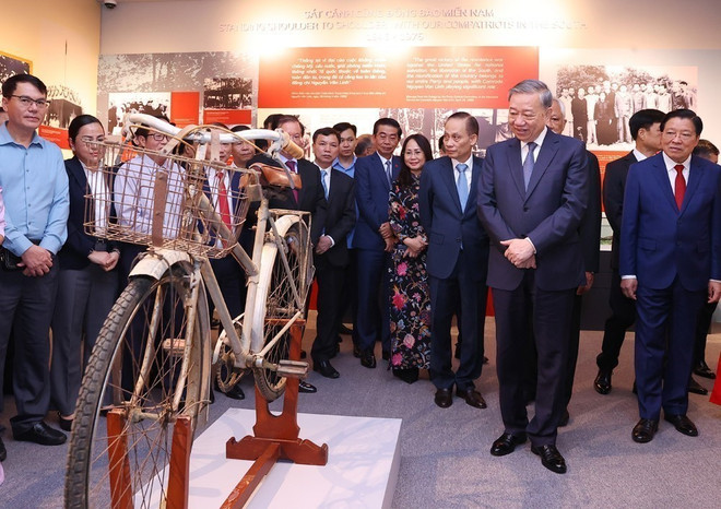 越共中央总书记苏林参观展览。图自越通社 vna-potal-tong-bi-thu-to-lam-du-trien-lam-tong-bi-thu-nguyen-van-linh-cuoc-doi-va-su-nghiep-8120397.jpg