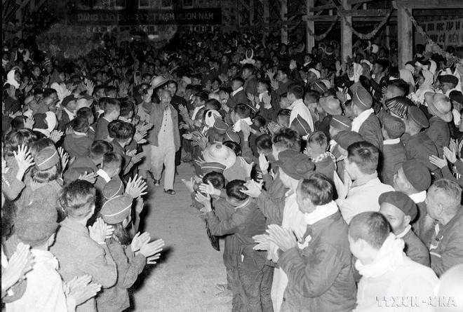 1956年2月12日,农历丙申新年之际,胡主席看望少数民族干部学校学生。图自:越通社 vna-potal-chu-tich-ho-chi-minh-nguoi-sang-lap-ren-luyen-dang-cong-san-viet-nam-7806774.jpg