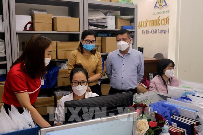 电子发票软件提供单位指导企业会计人员实施电子发票。图自越通社 092445-quang-ninh-dan-dau-sau-1-tuan-trien-khai-hoa-don-dien-tu.jpg