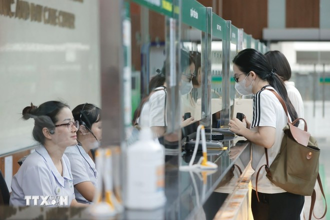 到2045年,越南的医疗系统将全面满足人民在健康照料方面的需求,不需要民众额外支出。图自越通社 kham-benh.jpg
