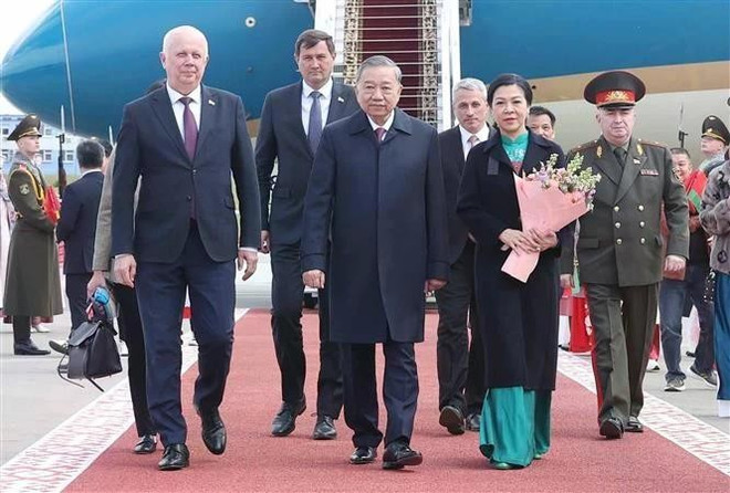 当地时间 5月11日下午,越共中央总书记苏林偕夫人吴芳璃和越南高级代表团抵达明斯克机场,开始于5月11日至12日对白俄罗斯共和国进行国事访问。图自越通社 thu-to-lam-den-minsk-bat-dau-tham-cap-nha-nuoc-toi-belarus-8025954.jpg