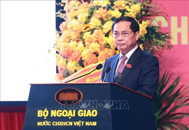 政府副总理兼外交部党委书记、部长裴青山在大会开幕式上致辞。图自越通社 dong-chi-bui-thanh-son-uy-vien-trung-uong-dang-pho-thu-tuong-chinh-phu-bi-thu-dang-uy-bo-truong-ngoai-giao-phat-bieu-khai-mac-anh-vna.jpg
