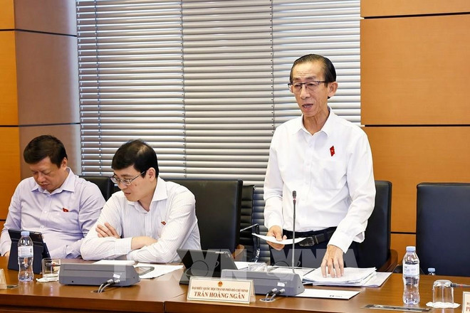 国会代表在会议上发言。图自越通社 131015-quoc-hoi-thao-luan-o-to-ve-phat-trien-kinh-te-xa-hoi-nhung-thang-dau-nam-2025.jpg
