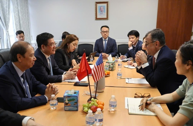 阮鸿延一行会见与谷歌科技公司代表。图自越通社 vna-potal-tang-cuong-hop-tac-chien-luoc-giua-viet-nam-va-cac-tap-doan-hang-dau-cua-hoa-ky-8044607.jpg