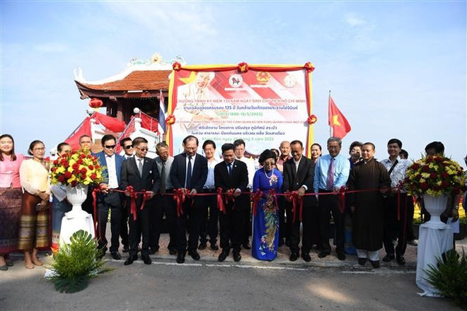 孔敬市独柱寺周围景观和荷花池升级改造项目竣工剪彩仪式。图自越通社 vna-potal-khanh-thanh-cong-trinh-cai-tao-canh-quan-xung-quanh-chua-mot-cot-tai-tinh-khon-kaen-thai-lan-8044267.jpg