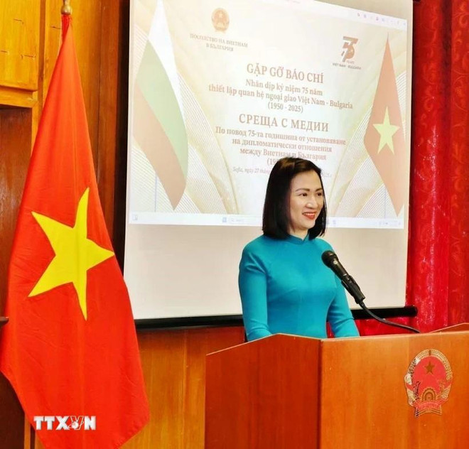 越南驻保加利亚大使阮氏明月在记者会上发言。图自越通社 quan-he-huu-nghi-nhan-ky-niem-75-nam-thiet-lap-quan-he-ngoai-giao-8121300.jpg