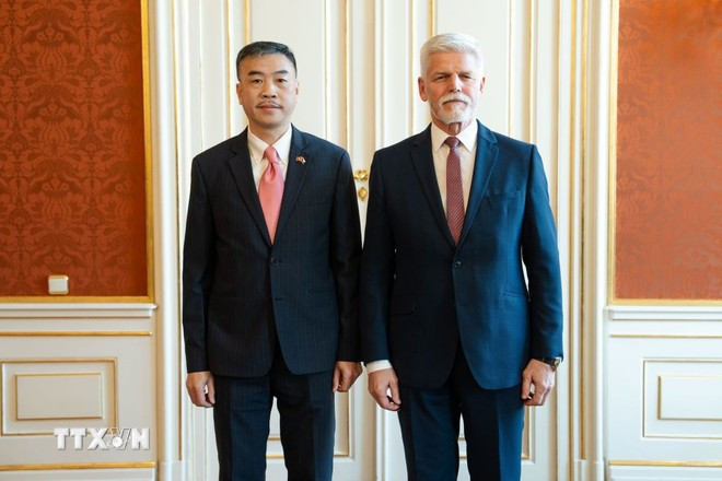 杨怀南大使与捷克总统帕维尔合影留念。图自越通社 duong-hoai-nam-sec.jpg