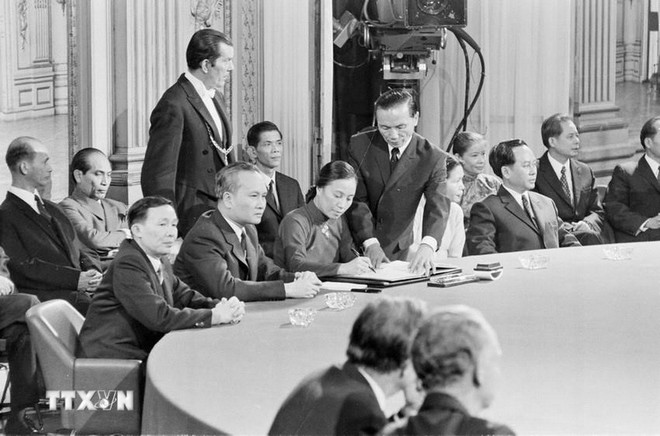 1973年1月27日,越南南方共和国临时革命政府外交部长阮氏平在法国巴黎国际会议中心签署了关于结束战争、恢复越南和平的《巴黎协定》。图自越通社 hiep-dinh-paris.jpg