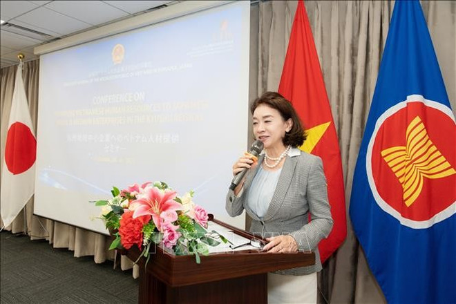 福冈县中小企业协会副会长大野优子在研讨会上发言。图自越通社 viet-nhat-200625.jpg
