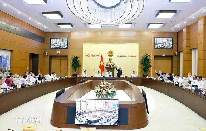 国会常务委员会进行表决。图自越通社 uy-ban-thuong-vu-quoc-hoi-4.jpg